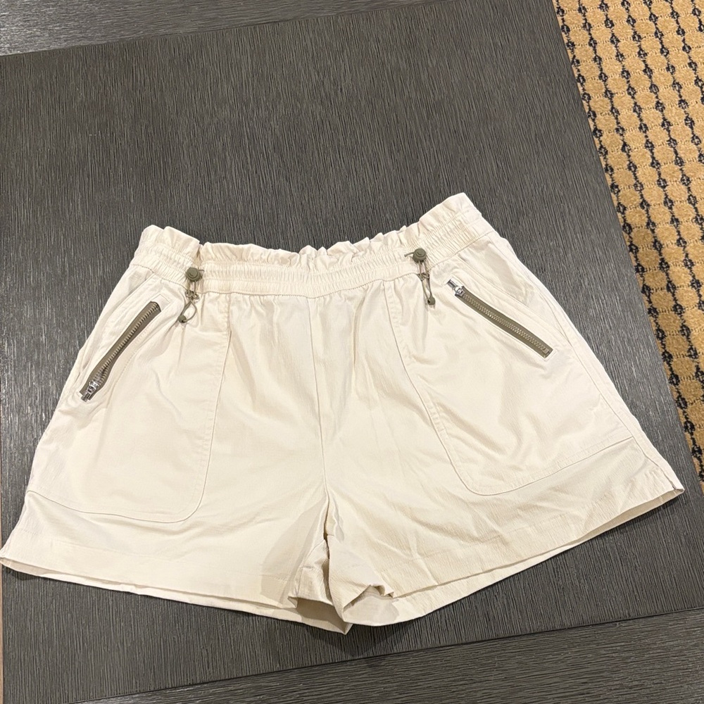 Athleta Parachute High Rise Short Creme Size Medium NWOT